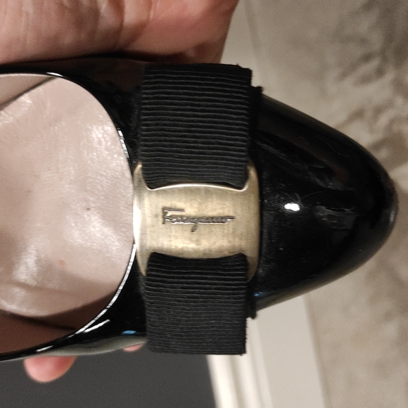 Ferragamo Vara Bow Pump - Picture 7 of 8